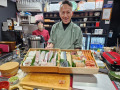 Glad kock förevisar kvällens fiskar i Takayama