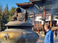 Uffe och det jättestora rökelsekaret i Zenko-ji, Nagano