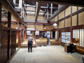 Insidan av antikt japanskt hus i Takayama