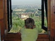 Erik blickar ut över Toscana
