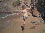 Ylva kastar sig ner på hemliga stranden