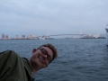 Erik åker båt i Tokyo