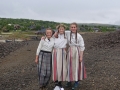 Tre norske jenter på en slagghög